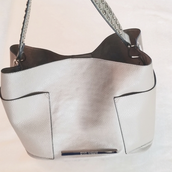Steve Madden purse taupe/ gray color very neutral - Picture 3 of 6